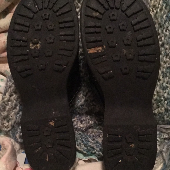 black clogs. - Picture 6 of 6